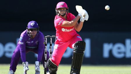 Strikers sign South Africa skipper After Suzie Bates withdraw