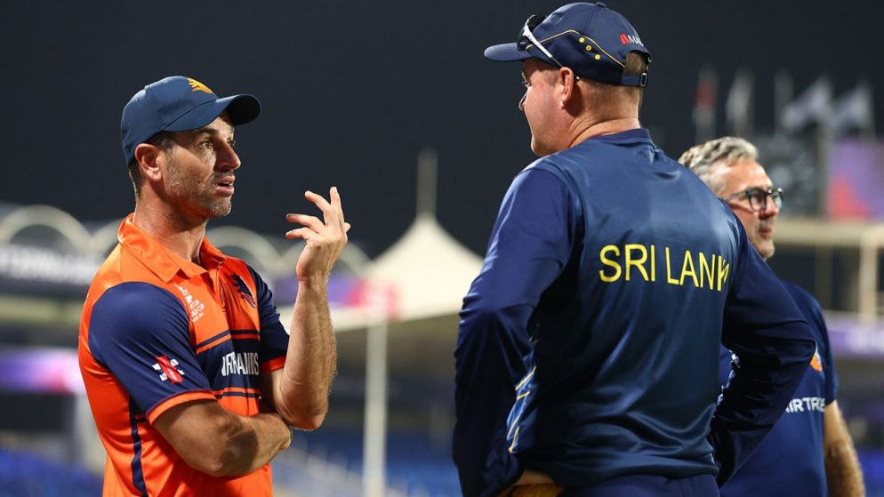Ryan ten Doeschate talks to Mickey Arthur after Netherlands’ game took call not to play the final game before retirement
