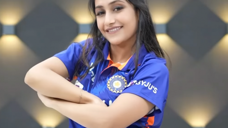 Yuzvendra Chahal’s Wife Dhanashree Seen Encouraging Team India, Video Goes Viral: T20 WC 2021