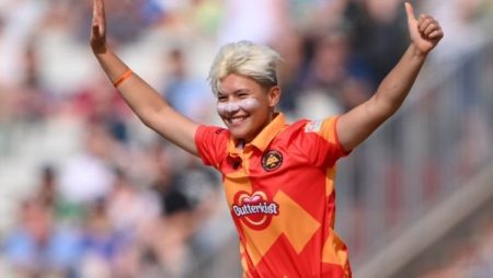 Issy Wong turned down to replace Shabnim Ismail at Sydney Thunder while Linsey Smith joins Stars for WBBL