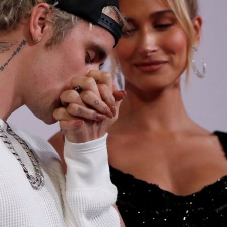 With a new necklace, Hailey Baldwin reaffirms her love for Justin Bieber.