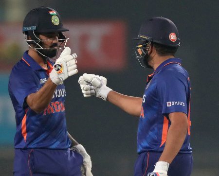 With a 7-wicket victory over New Zealand in the second T20I, India clinches the series.