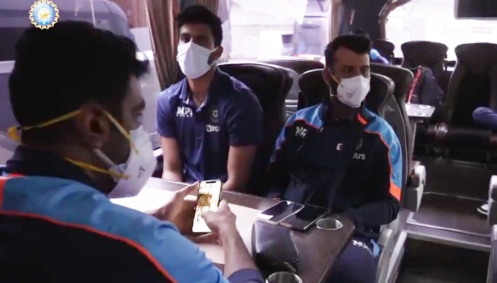 Virat teases Ishant Sharma during Team India’s journey from Mumbai to Jo’burg.