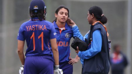 Smriti Mandhana has been cleared to continue after receiving a blow to the head.