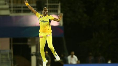 Lasith Malinga congratulates Dwayne Bravo on becoming the IPL’s all-time leading wicket-taker.