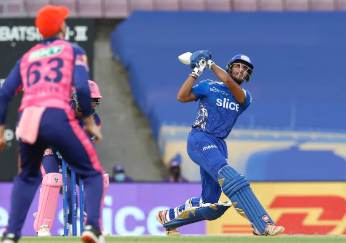 IPL2022:Cameraman Hit By Ball During Tilak Varma’s Big Six Against Rajasthan Royals