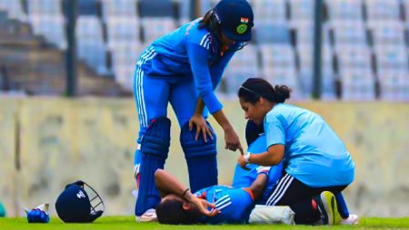 Harmanpreet Kaur retires injured after being whacked on the hand